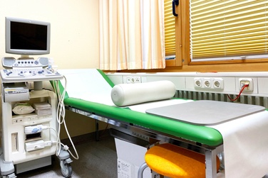 Behandlungsraum mit Ultraschallgerät