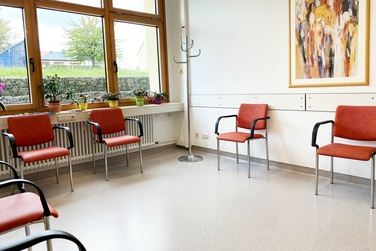 Wartezimmer der Praxis für Innere Medizin mit hausärztlicher Grundversorgung