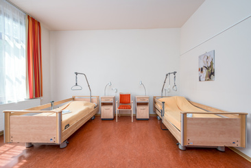 Doppelzimmer mit zwei Pflegebetten