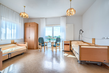 Doppelzimmer mit zwei Pflegebetten 