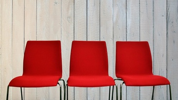 Drei rote Stühle