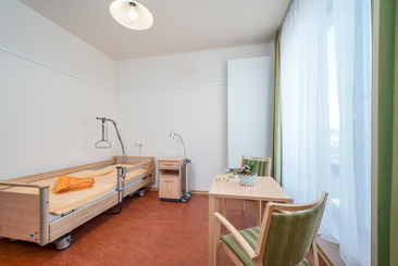 Einzelzimmer mit Pflegebett