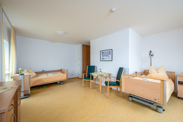 Doppelzimmer mit zwei Pflegebetten